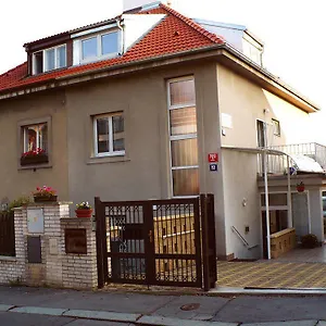pension-nika.praguehotelsweb.com/